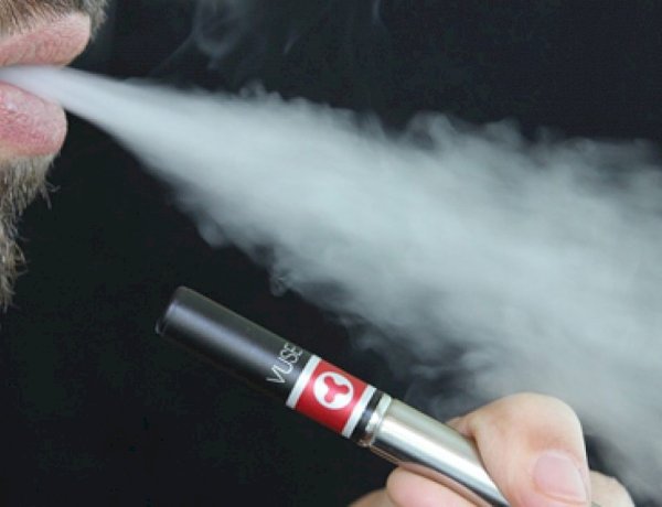 Diagnóstico de câncer por cigarro eletrônico ocorre mais cedo, aponta pesquisa