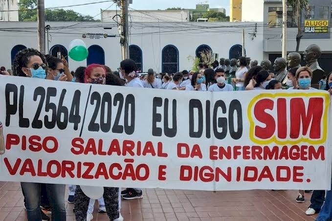 Enfermeiros estudam Greve após suspensão do piso salarial
