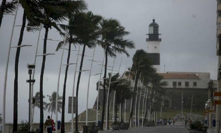 Semana começa com previsão de temporais e rajadas de vento de 60km/h na Bahia